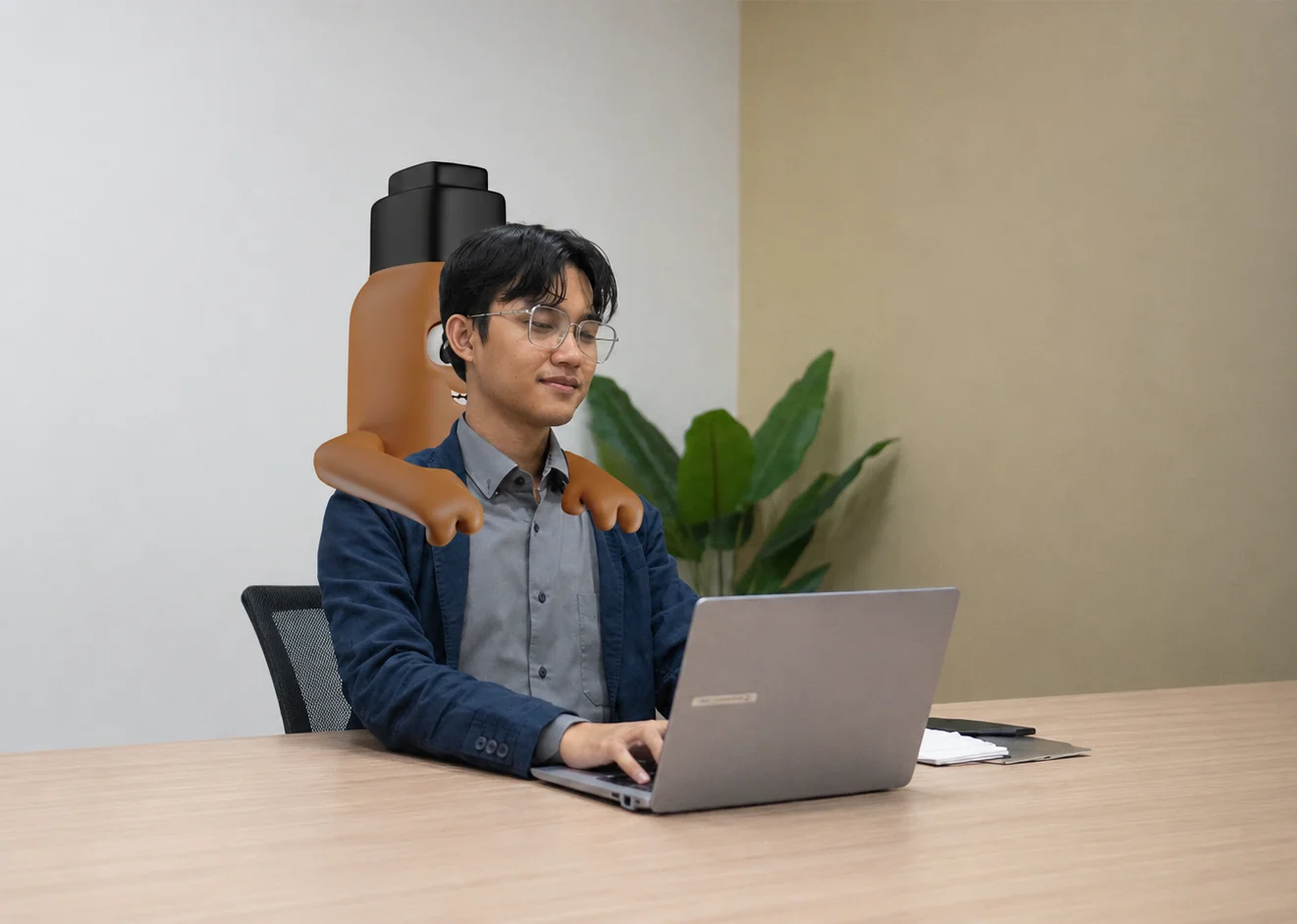 Seseorang bekerja di depan laptop sambil mendapatkan pijatan di bahu dari maskot botol Selensia